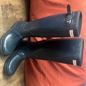 TALL HUNTER RAIN BOOTS NAVY BLUE